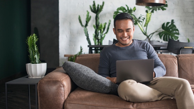 Male associate accessing Synchrony's Learning Center from his laptop.